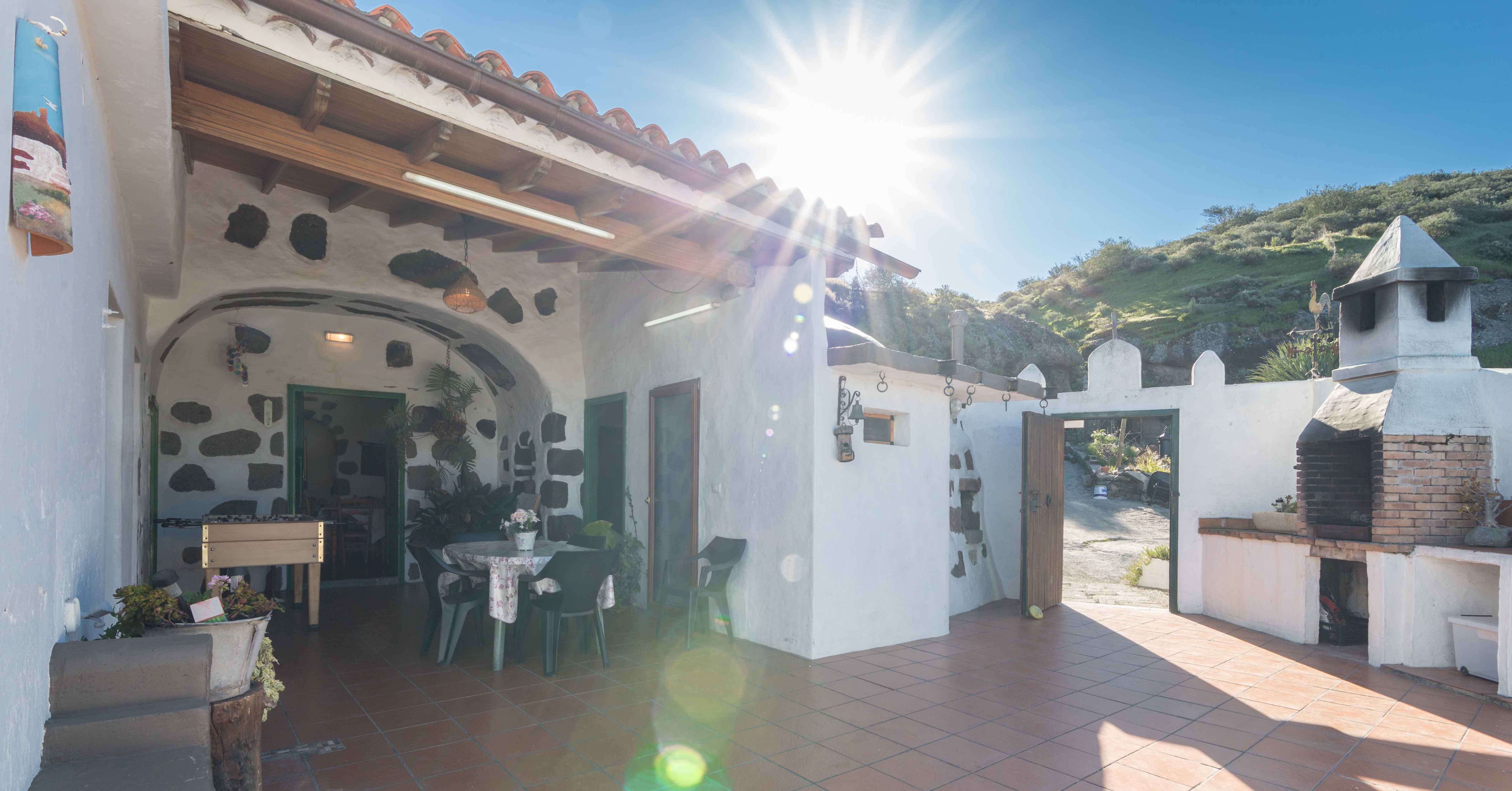 (ES) ¿Buscas una experiencia única? Alójate en una casa cueva en Artenara